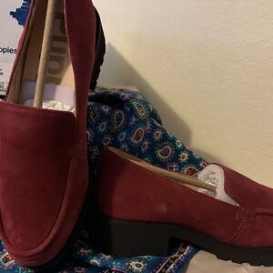 New in box Hush Puppies in 10 W rust color suede and a nonslip bottom.